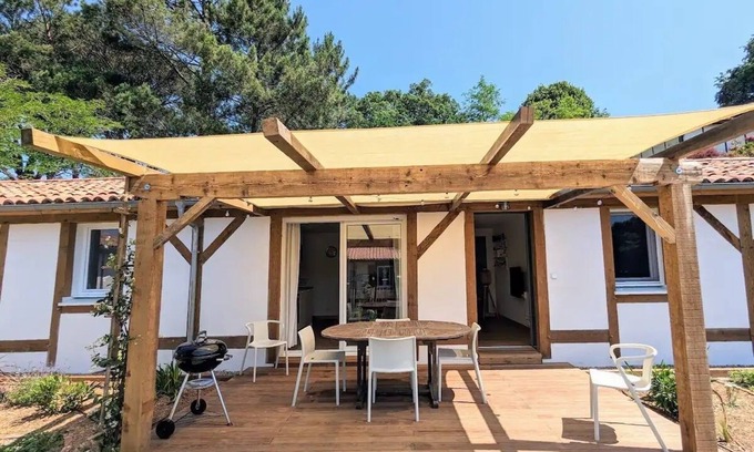 Lesperon House | Nature & sea with terrace and play area