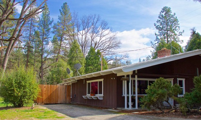 Oakhurst House | Natures River walk, 9 Miles To Yosemite, 3 to Bass Lake,Riverfront 2200 sq. ft.