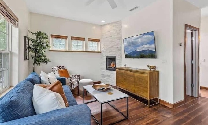 Southside House | NAU/DT | Elevated 2 bdrm | Sleeps 6 | Dog Friendly