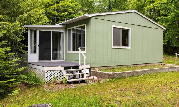 Northport House | Nautical 2-bedroom house with WiFi, AC, Water View in welcoming Northport