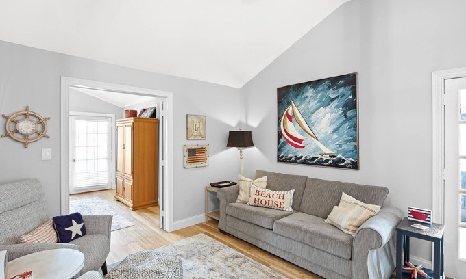 Laguna Beach Estates House | Nautical Updated Cottage Sleeps 4, Steps away from the Beach!