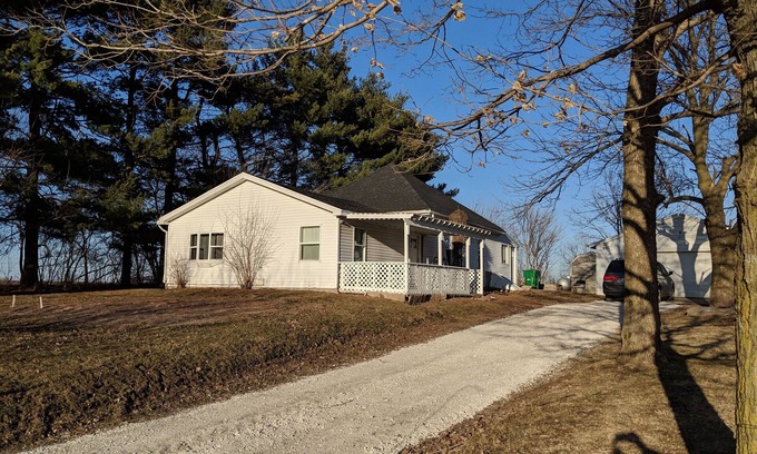 Niota Cottage | Nauvoo Country Cottage - Sleeps 12