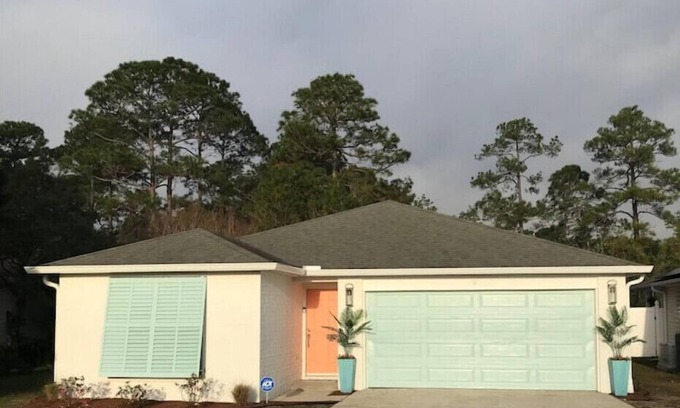 Navarre Apartment | Navarre Beach Getaway! Stay for FREE if you move to Navarre!