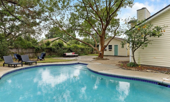 Navarre House | Navarre retreat with private pool