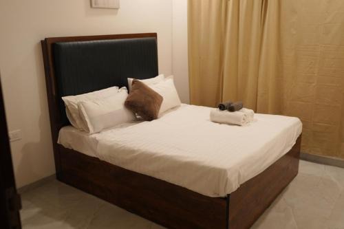 Kismat Nagar House | Navratna Mala