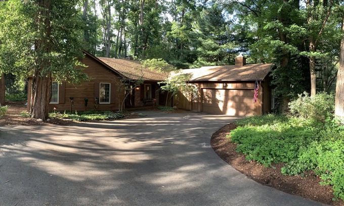 Pittsford House | Nazereth, Saint John Fisher and Schoen Place nearby.nWeek/month discounts.