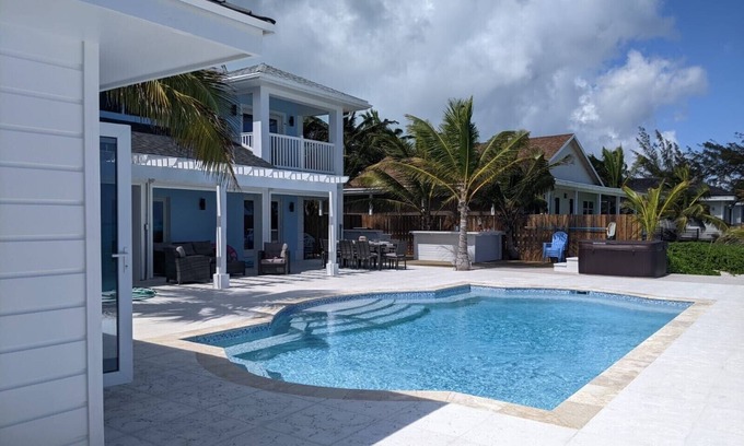Tar Bay House | nBEAUTIFUL BEACH HOUSE ON TAR BAY HEATED POOL , HOT TUB , BAR & GRILL