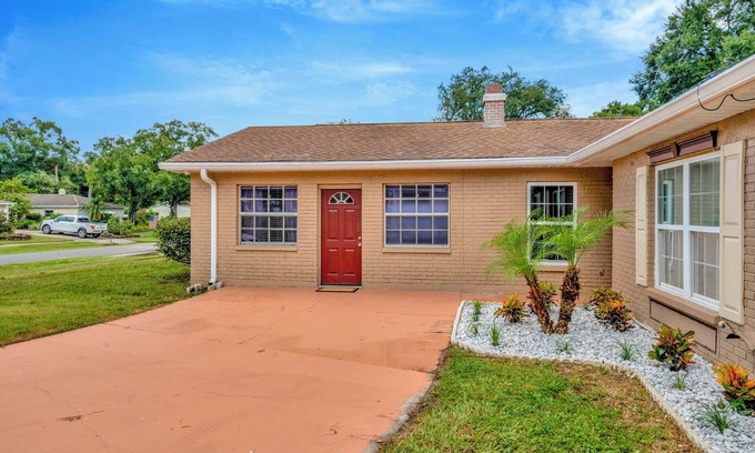 Seffner Community Alliance House | nColorful & Comfy Retreat: Close to Tampa ~ Parking