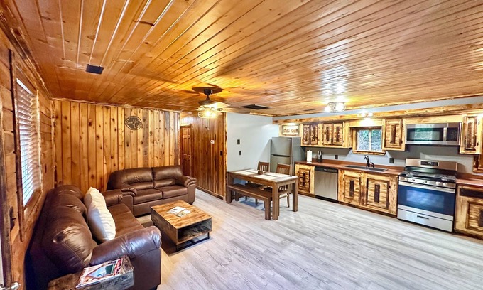 Cabins Cabin | nCozy 2-bedroom, river access, near Smoke Hole, Seneca Rocks & Dolly Sods