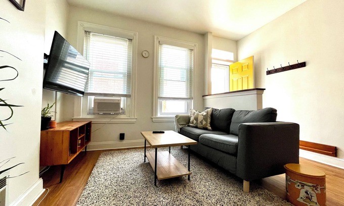 South Philadelphia House | nCozy South Philly Home 2BR near Passyunk Ave, Citizens Bank Park, The Linc, FDR