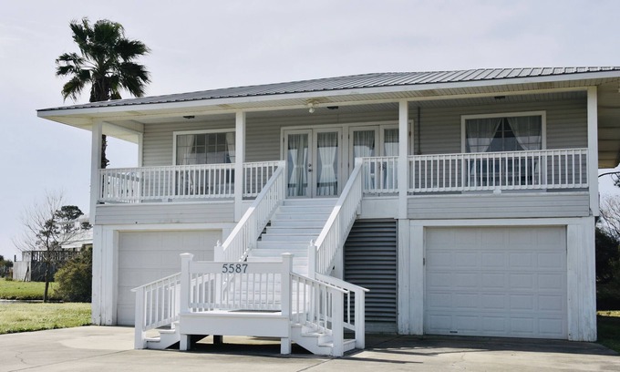 Ono Island House | nCozy Waterfront Beach House with Private Beach/Pier/Tennis Courts