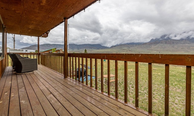 Wapiti Cabin | Neal's Guest House- pet friendly Wapiti Valley