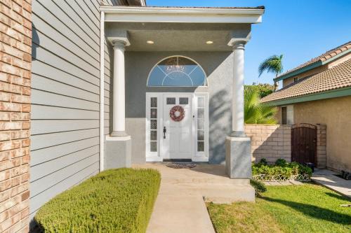 Ontario House | Near Airport and Outlet Mall 6 bedroom large house