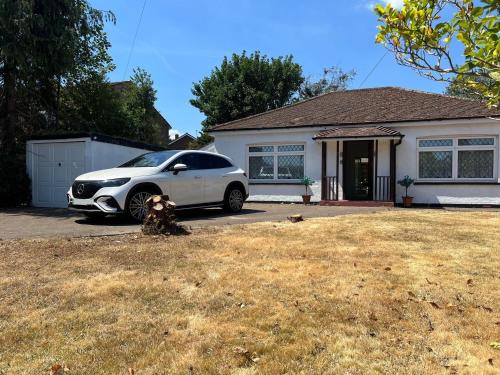 Sunbury on Thames House | NEAR AIRPORT Fully Detached Home with 2 Off-Street Parking Spaces