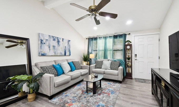 Bearss Plaza House | Near Airport, Hospital, Beach - The Perfect Experience in sunny Tampa