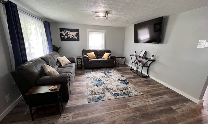 Muncie House | Near Ball State & IU Hospital Fall Specials Top-Rated Guest Favorite