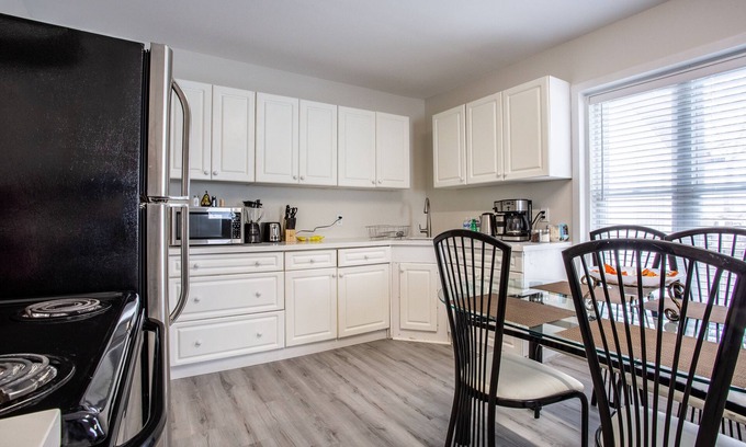 Trenton House | Near Batawa Ski Hill Cozy Modern Riverview Home w/5 Beds + Crib + FAST WiFi