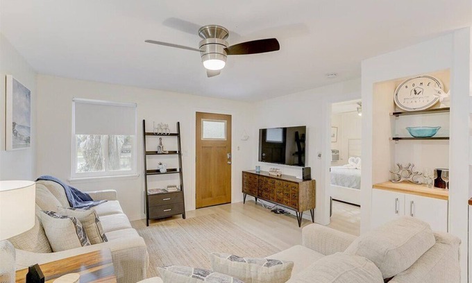 Laurel Park Apartment | ✬Near Beaches✬Laurel Park✬Full Kitchen✬FastWifi