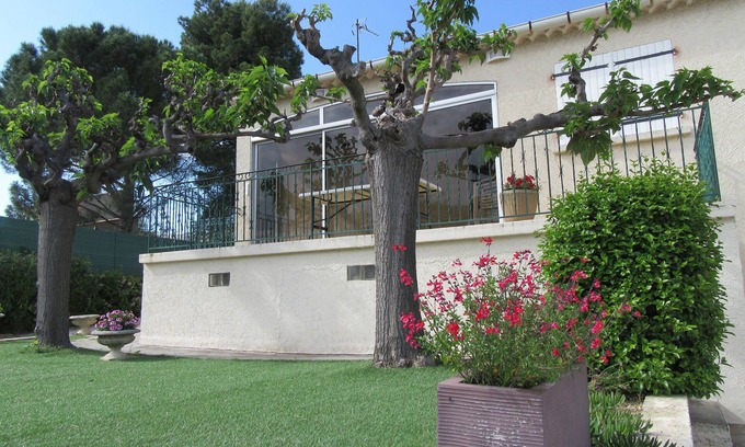 Puimisson House | Near BEZIERS gîte for 6 people, terrace & garden, quality amenities.