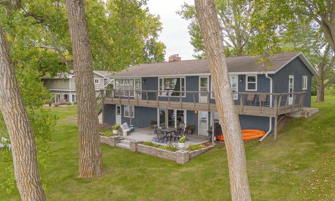 Alexandria House | Near Carlos Creek Winery—book for Grape Stomp Weekend! Level Lake Ida Property