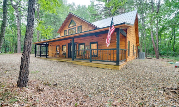 Broken Bow Cabin | Near Choctaw Casino: Broken Bow Cabin w/Hot Tub!
