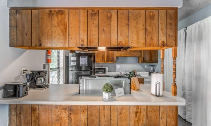 Ellendale House | Near Dining & MEM - Hickory Hill Home