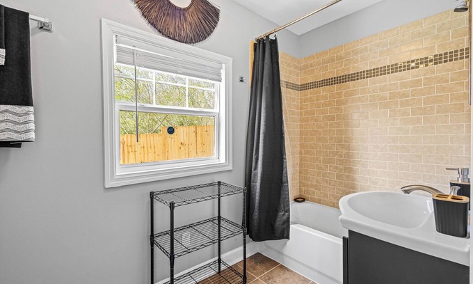 East Atlanta House | Near Downtown Atlanta 3-bedroom modern house near Golf Course. Sleeps 6.