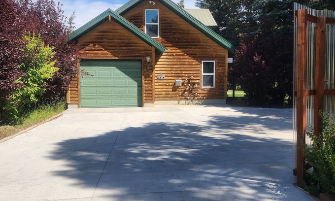 Pinedale House | Near downtown borders Pine Creek and Town Park