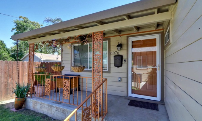 Sacramento Cottage | Near Downtown – Catch a Game, Soak in the Hot Tub & Explore