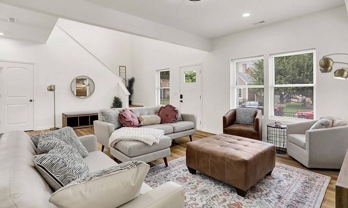 Near Eastside House | Near Downtown Chic & Spacious 4BD + 2 Car garage