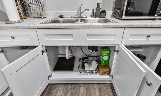 MacGregor Apartment | Near Downtown | MD Center | 3TVs | Pet| King Bed