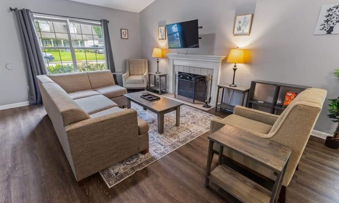 Savannah House | Near Downtown, Parks, Dining! Laid-Back on Leghorn