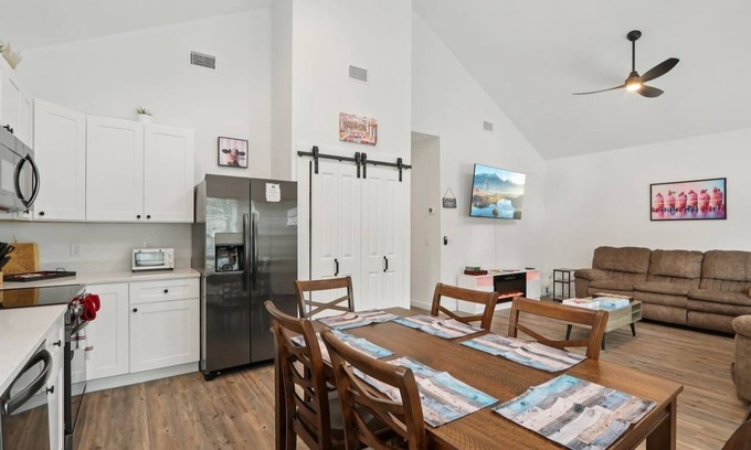 St. Augustine House | Near Downtown | TVs,Arcade,Games, Fun!-3BR/2BA/6BD