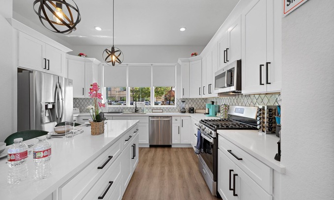 Riverside Terrace House | Near DT & Med Center | Parking | WiFi | BBQ Yard