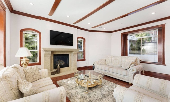 Fraserview House | Near DT Vancouver | King Bed | The Opulence