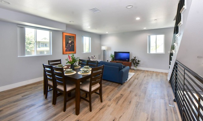 Downtown Los Angeles House | 🌇*NEAR DTLA*🌇 - Luxurious Family Vacation Townhome