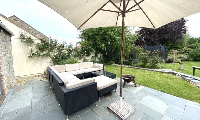 Catcott Cottage | NEAR GLASTONBURY IN VILLAGE, SKY TV, FIBRE INTERNET, 3 BEDS, 2 BATH, SHOP 2 MINS
