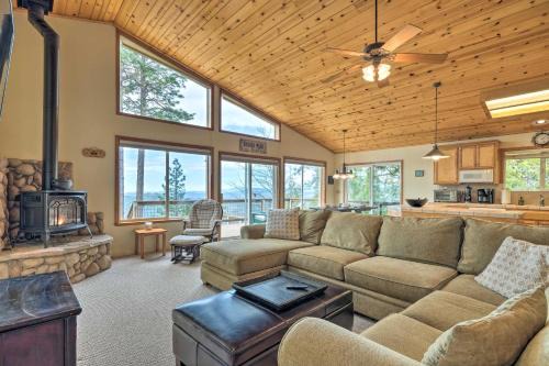 Mi-Wuk Village House | Near Hiking Home with Deck in Twain Harte!