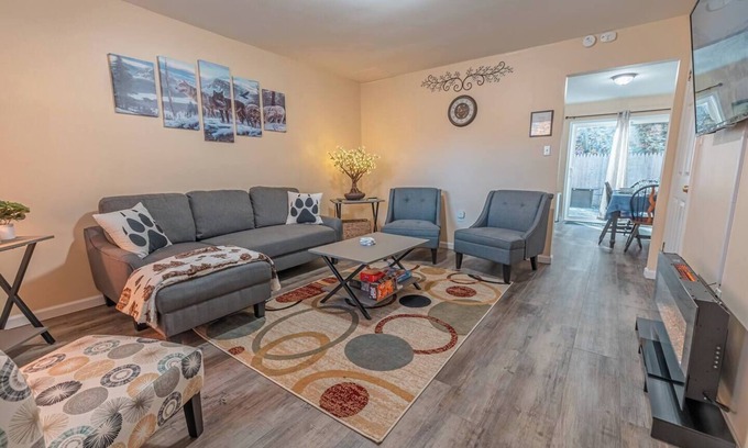 Saylorsburg House | Near Hiking & Water Parks!*Wi-Fi*Fireplace*Patio*
