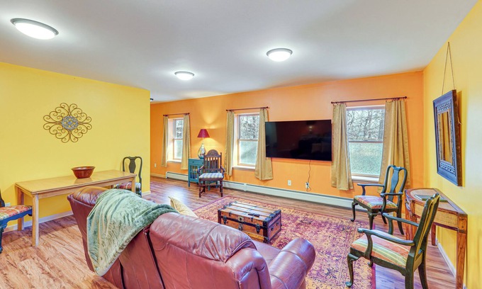 Hyde Park Apartment | Near Historic Sites: Bright Hyde Park Guest Suite