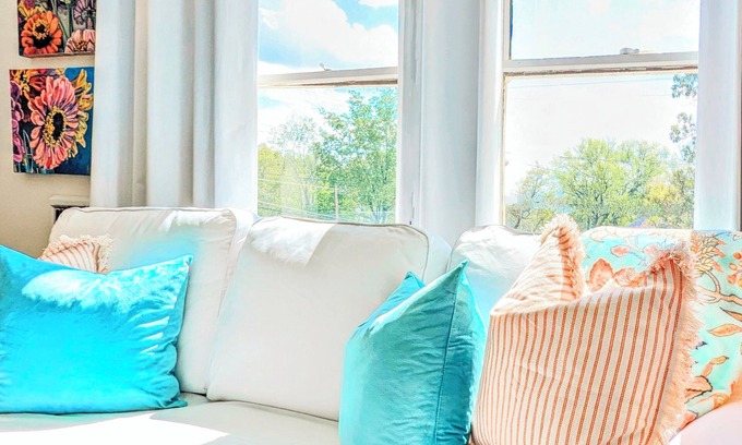 North Chattanooga Apartment | Near Hospitals 800 sqft NaTuRaL LiGhT Hardwood floors quiet safe neighborhood