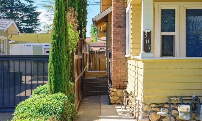 San Gabriel Apartment | Near LA Cozy Home With Full Kitchen & Laundry