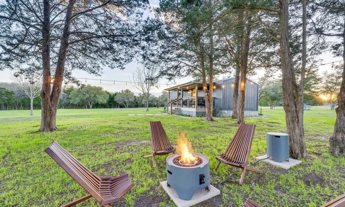 Schulenburg Cabin | Near Majek Vineyard: Private Schulenburg Cabin