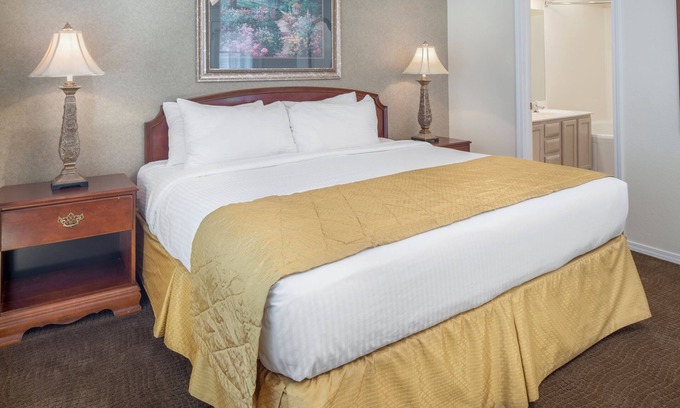 Table Rock Hotel | Near Mickey Gilley Theatre! Kitchen, Kayaking, Pool, Water Skiing