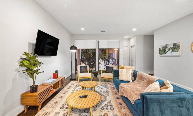 East Downtown Houston House | Near Midtown + Downtown | Games WiFi Balcony Pets