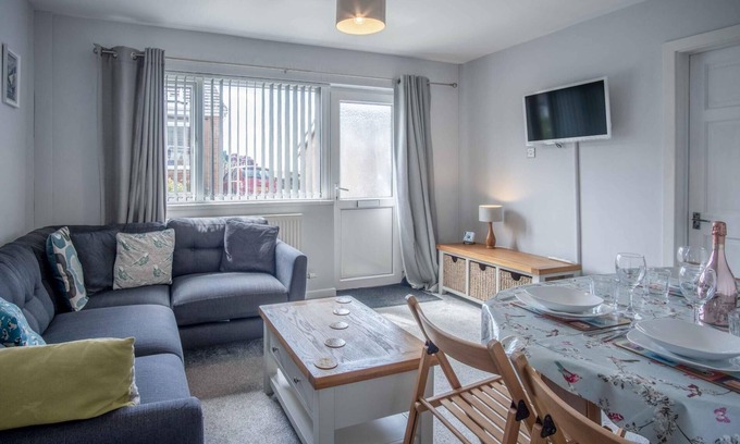 Mumbles Ski Chalet | Near Mumbles Cricket Club | Sleeps 4 | Coastal path | Beaches | Parking | WiFi