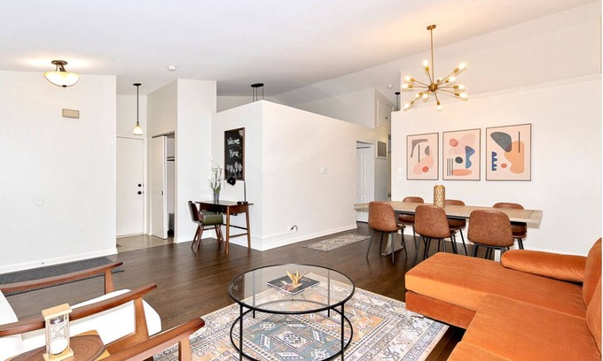 Mundelein House | Near Naval Base! Stylish Getaway w Netflix, Games, WiFi