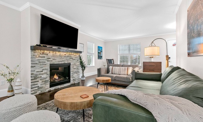Green Bay House | Near Packers Stadium- Hot tub, screened in Porch and over 3400 sq ft!
