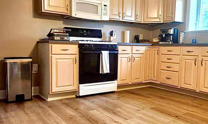 Swarthmorewood Apartment | Near Philly-Pet Friendly- 10 Min From Airport-Super Centralized- Stadium- Eagles