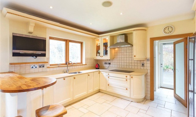 Ashford House | Near pubs, restaurants, 45 min from Dublin Airport, for families +corporate lets